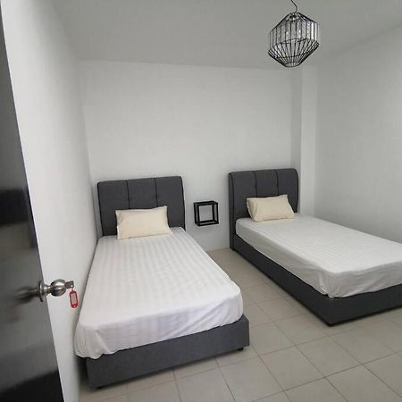 Modern , Spacious Gambang Ump 18 Guest House Екстериор снимка