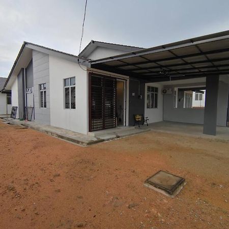 Modern , Spacious Gambang Ump 18 Guest House Екстериор снимка