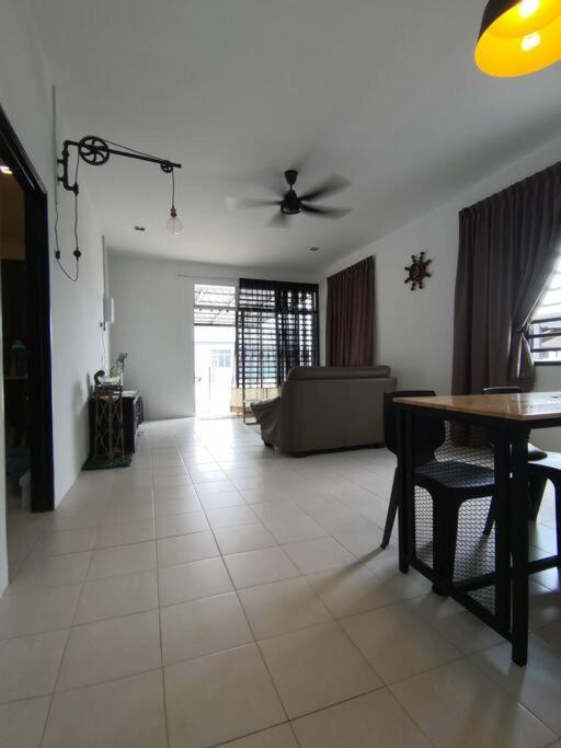 Modern , Spacious Gambang Ump 18 Guest House Екстериор снимка