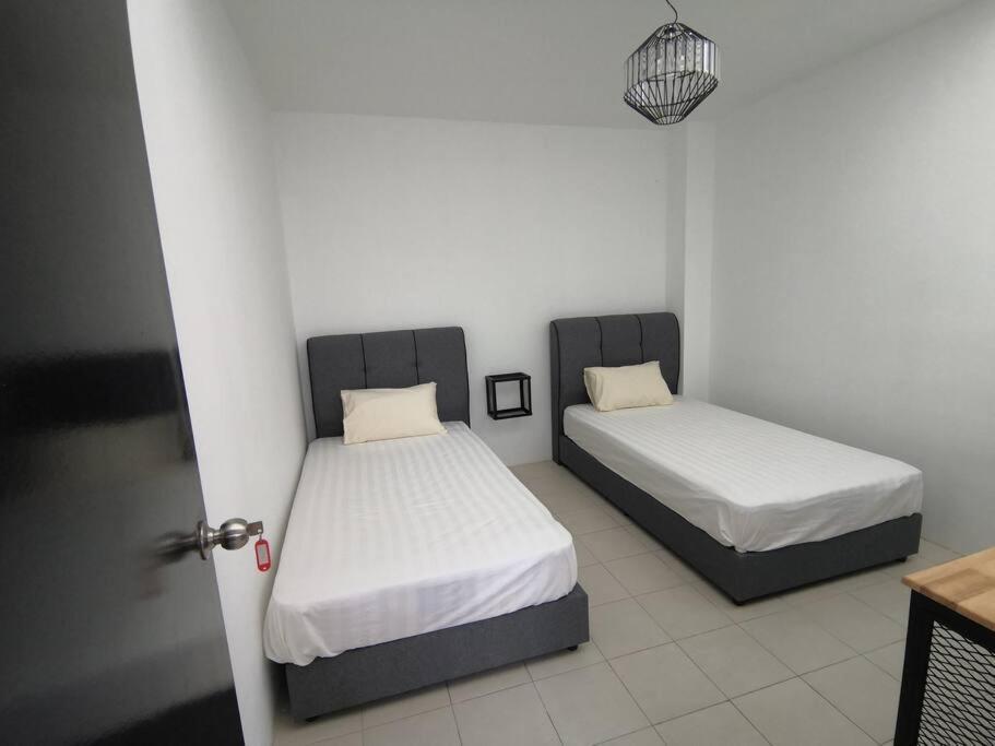 Modern , Spacious Gambang Ump 18 Guest House Екстериор снимка