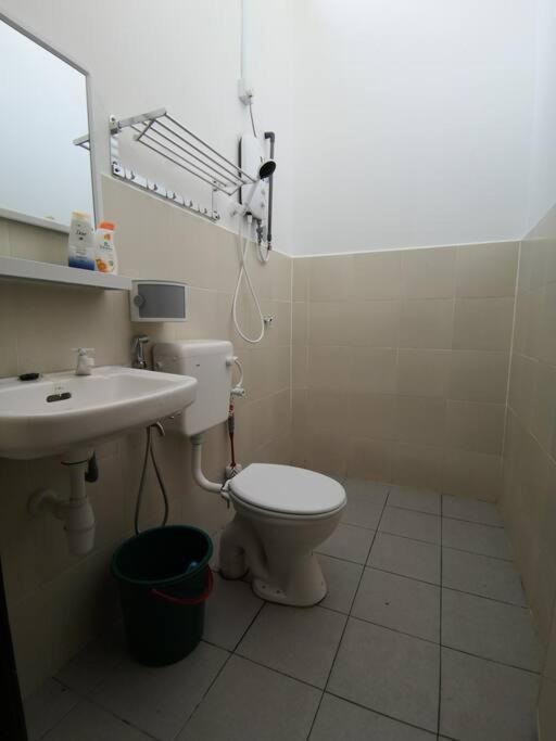Modern , Spacious Gambang Ump 18 Guest House Екстериор снимка