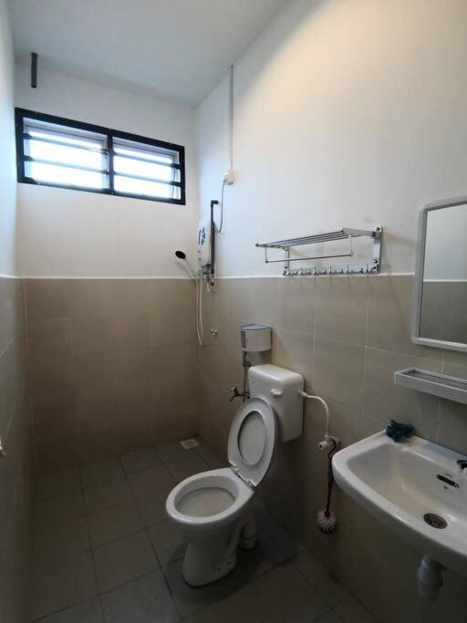 Modern , Spacious Gambang Ump 18 Guest House Екстериор снимка